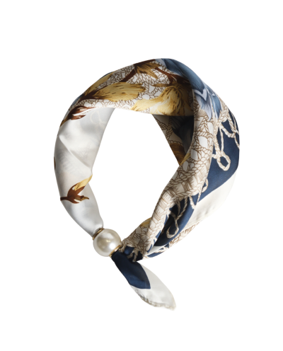 Sjaaltje met parel, ketting- en bloemenprint