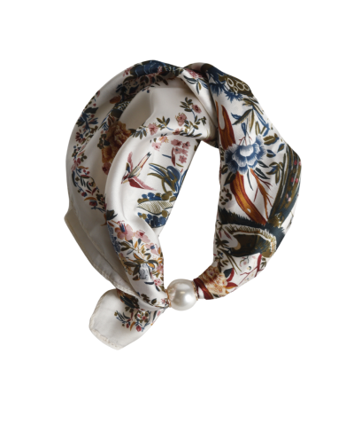 Sjaaltje met bloemen print en parel sluiting