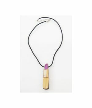 halsketting met uit houtgesneden lila lippenstift hanger