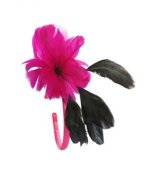 Fuchsia/zwarte hanenveren fascinator op satijn beklede haarband